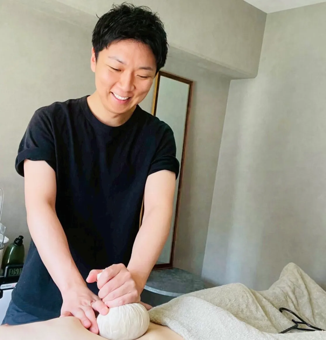 ハーブボールを使って施術をするセラピストのキシさん